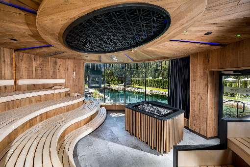 Bilder 1-3: Umgeben von der einmalig sch�nen Kunst nat�rlichen Furniers l�sst es sich herrlich entspannen. Fotos: � J Grabner GmbH | Hotel L�rzerhof, www.luerzerhof.at | Lorenz Masser Fotografie, www.lorenzmasser.com